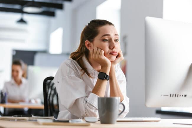 Une femme s'ennuie au travail.