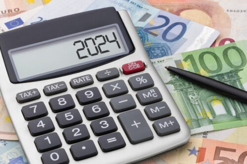 Une calculatrice, des billets, de l'argent