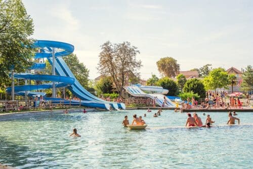 Piscine, toboggan et grand soleil