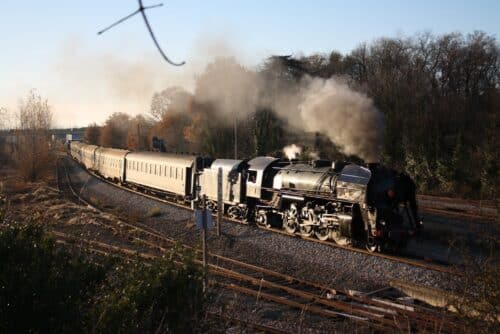 Le train tiré par la locomotive 141 R 1126, arrivant à Castres (Occitanie). © Amicale des cheminots pour la préservations de la 141 R 1126.