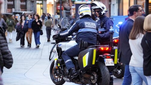 Un policier municipal à moto à Toulouse.