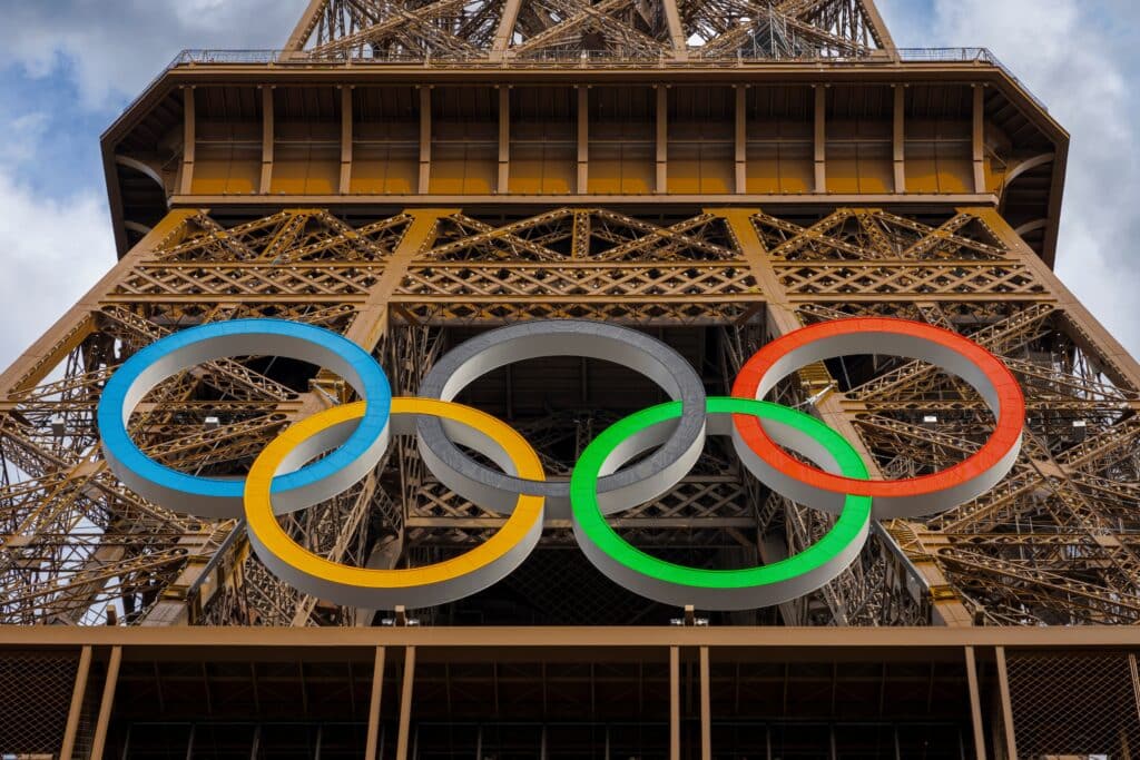 Anneaux-olympiques-Tour-Effeil-JO-Paris-2024