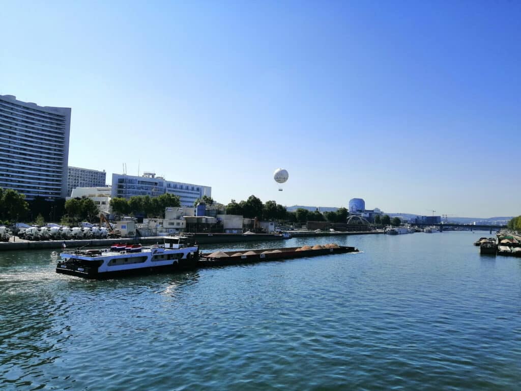 Bateau-marchandise-Seine-Paris