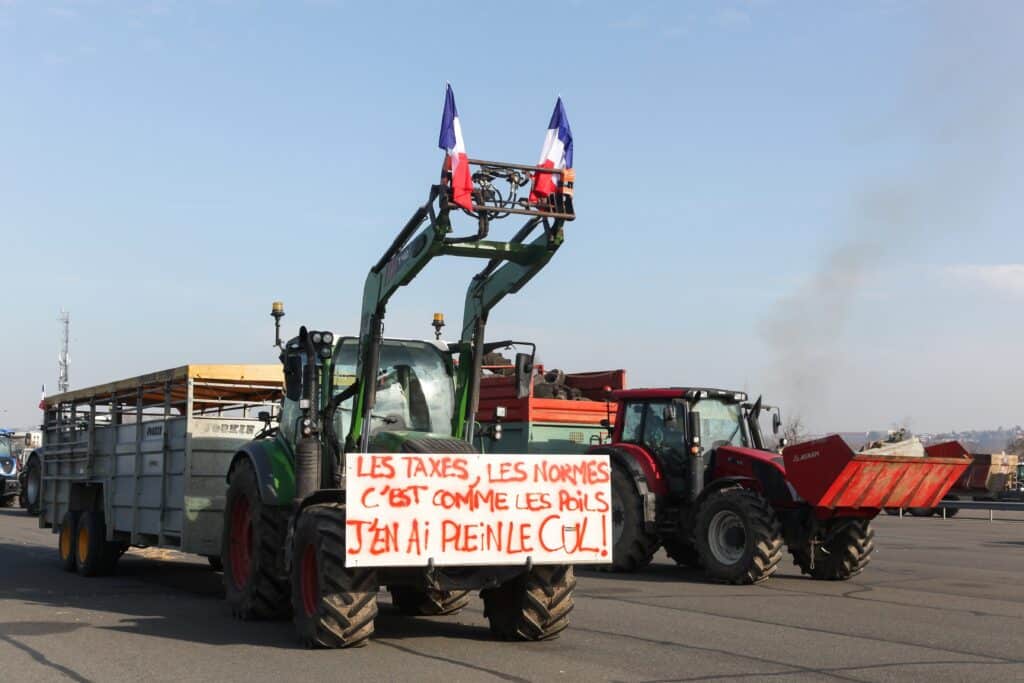 Manifestation-agriculteurs-tracteur-banderole