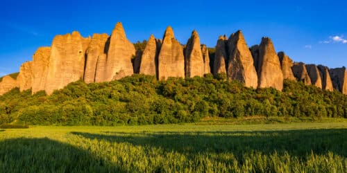 Les «Pénitents des Mées », sorte de menhirs surplombent la Vallée de la Durance le long de l'écobalade de Château-Arnoux.