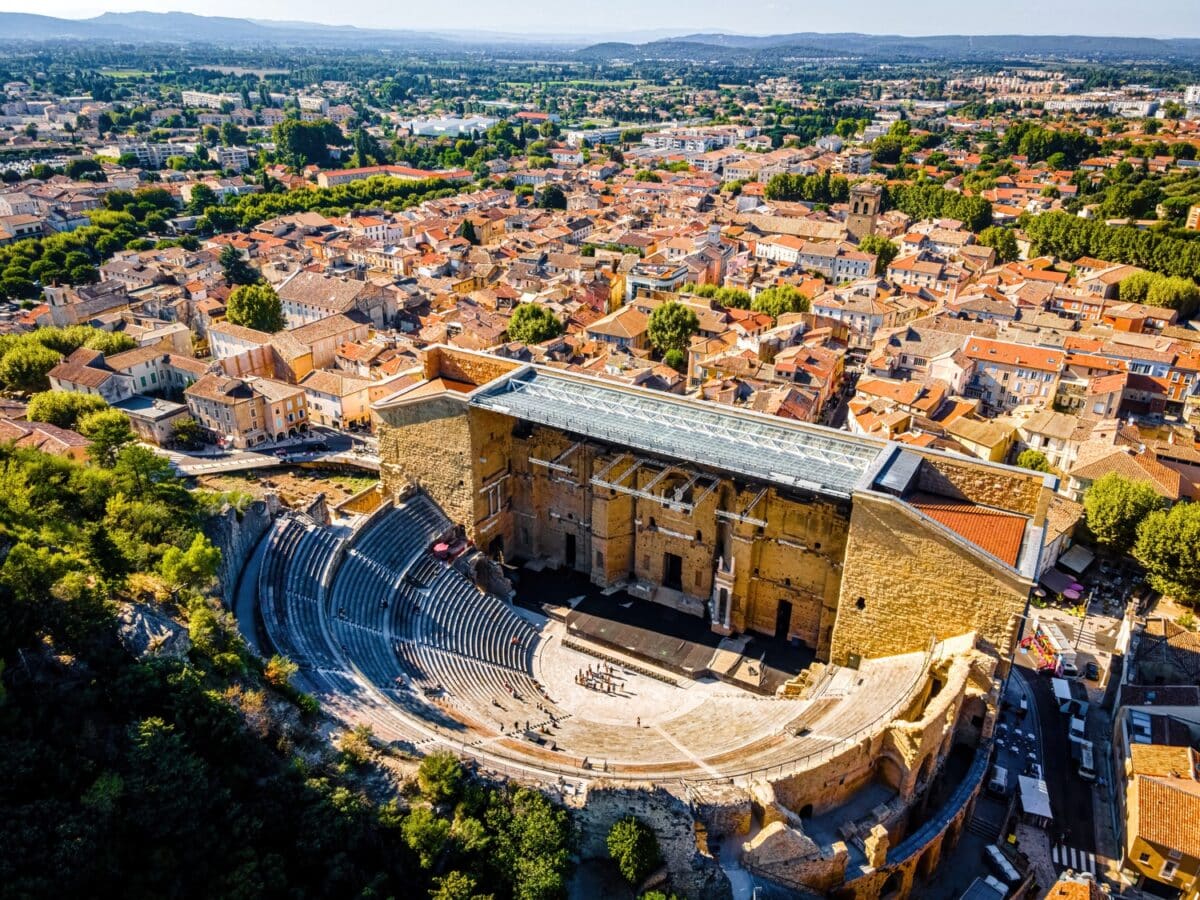 La ville d'Orange, dans le Vaucluse est notamment réputée pour son théâtre antique.