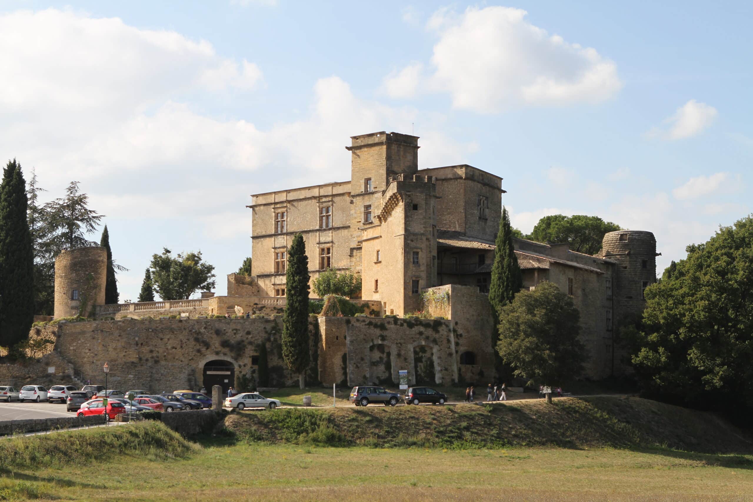 [Les plus beaux villages de France] Lourmarin, un bourg provençal où se ...