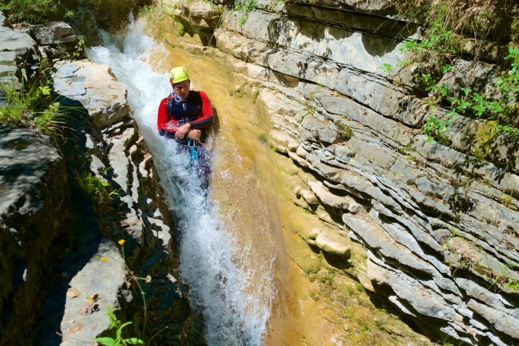 Cet hiver découvrez le canyoning en eaux chaudes, à Thuès dans les Pyrénées orientales.