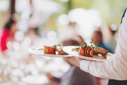 Un serveur dans un restaurant gastronomique