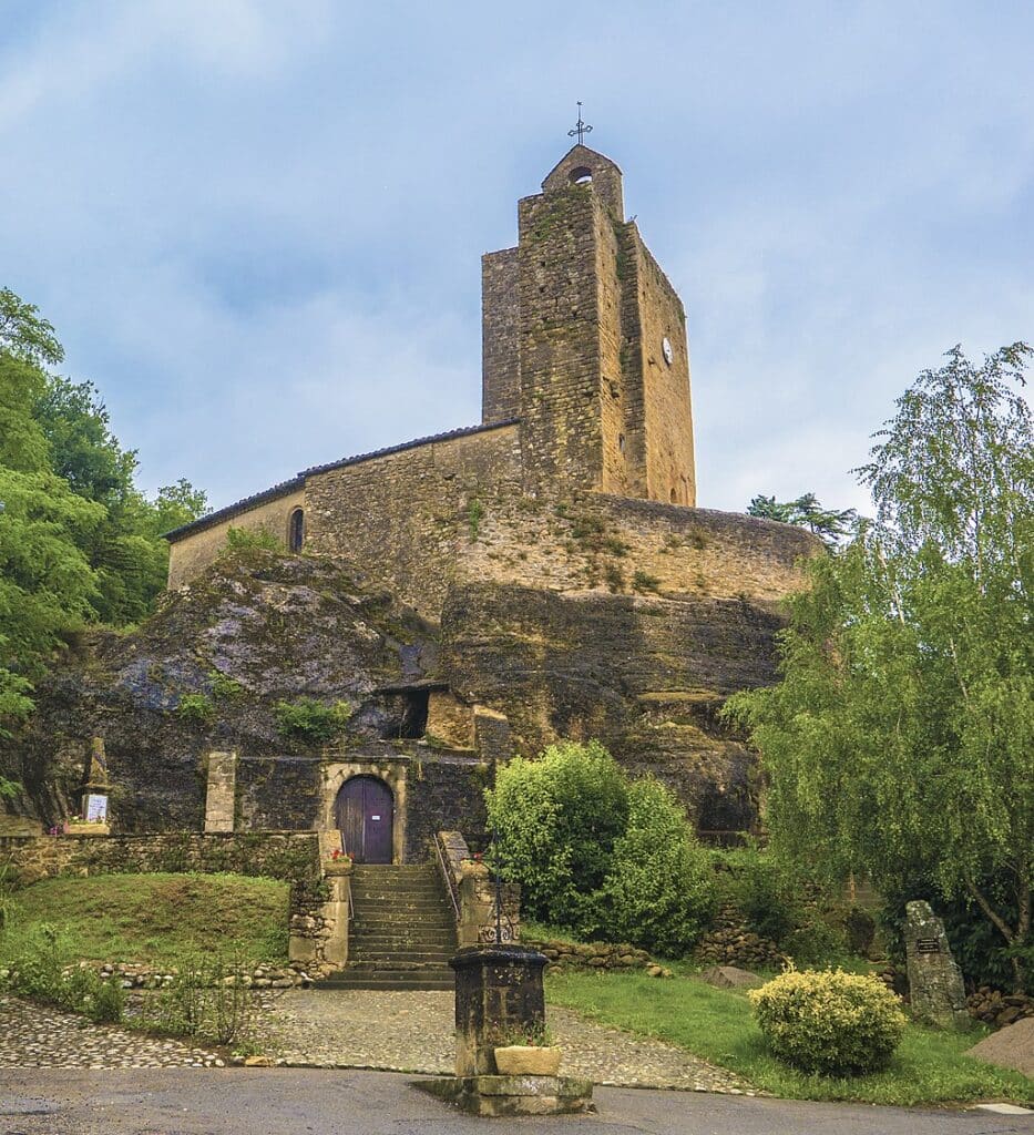 L'église semi-rupestre de Notre-Dame de Vals (Sainte-Marie de Vals) est une pièce d'architecture unique en Ariège.