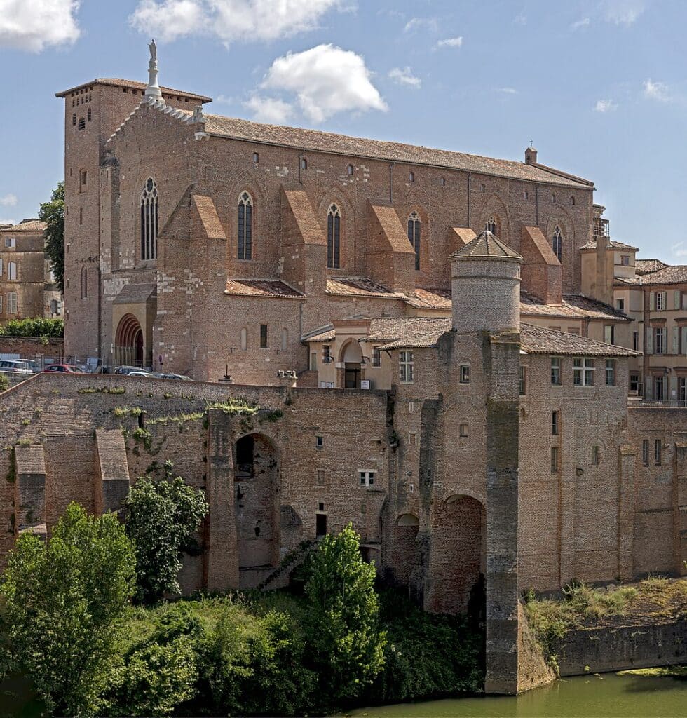 L'abbaye Saint-Michel de Gaillac, surplombe le Tarn avec ses superbes briques roses.