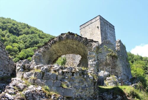 Le château de Bramevaque, l'un des châteaux-forts emblématiques des Hautes-Pyrénées.