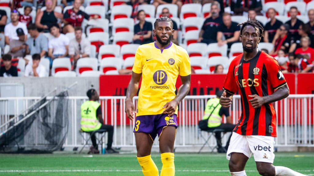 Mark McKenzie, défenseur central du TFC, en Ligue 1 contre l'OGC Nice.