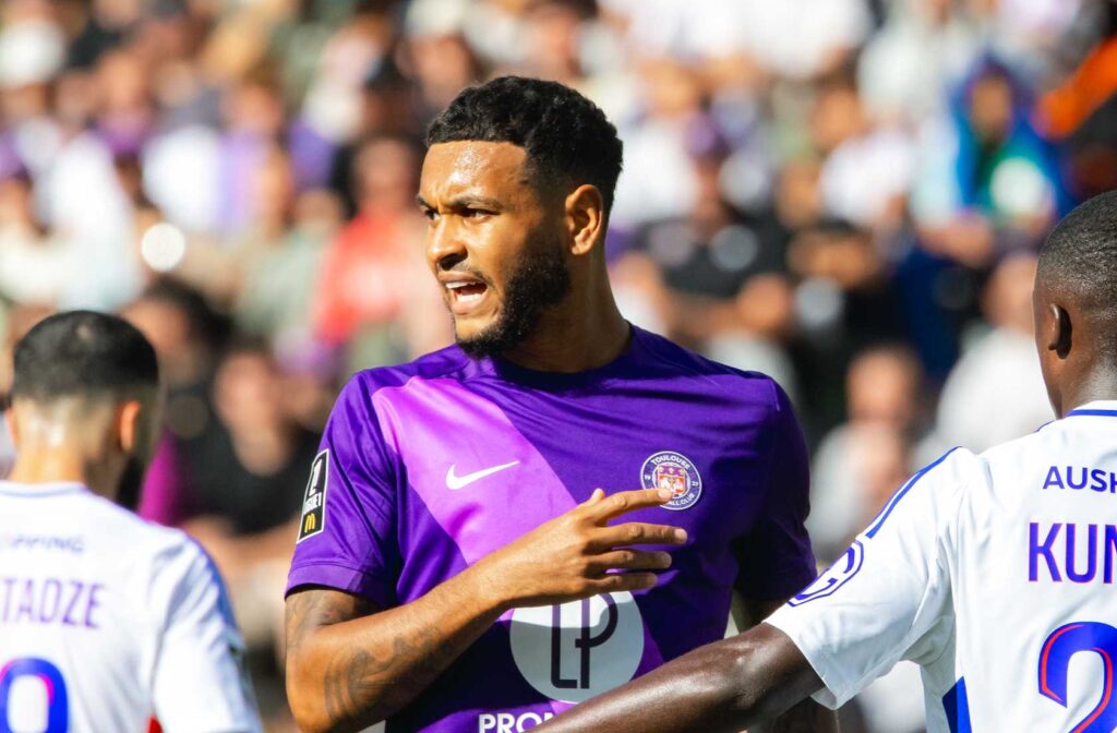 L'avant-centre du TFC Joshua King contre l'Olympique Lyonnais en Ligue 1, au Stadium de Toulouse.