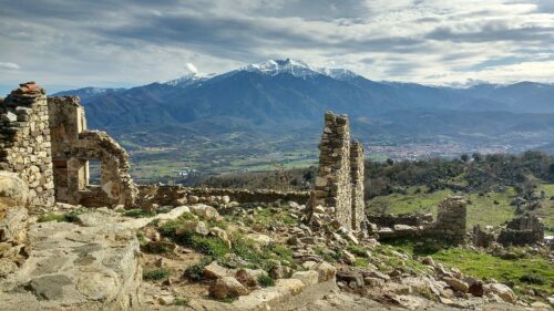 Les ruines du village abandonné de Comes, dans les Pyrénées-Orientales.