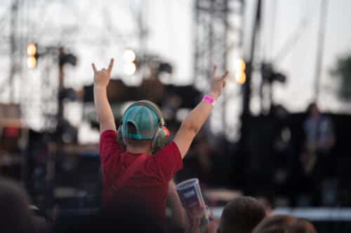 Ambiance survoltée au festival de musique életro Les Déferlantes.