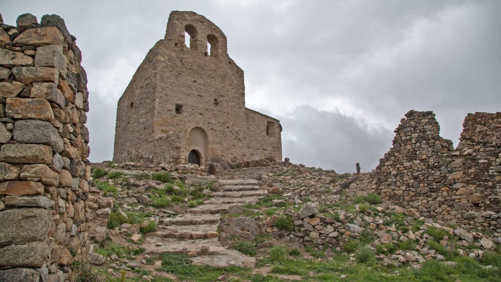 Restaurée, l'église Saint-Étienne de Comes est le dernier bâtiment encore debout dans ce village des Pyrénées-Orientales.