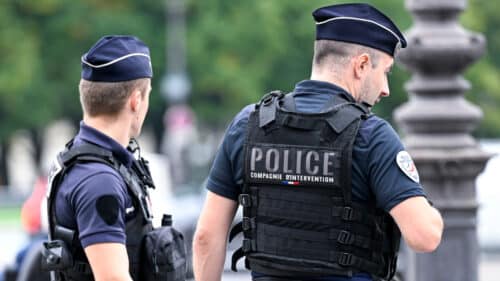 Des policiers en uniforme assurant la sécurité.