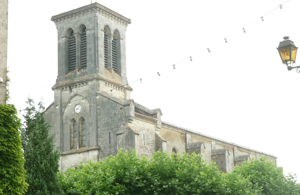 L'église Saint-Martin de Cazaubon, 'un des 7 lieux de culte de la commune de Cazaubon dans le Gers.