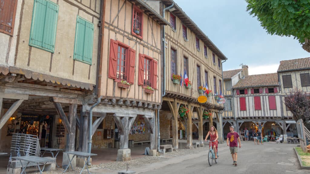 La place principale du village médiéval de Mirepoix en Ariège.