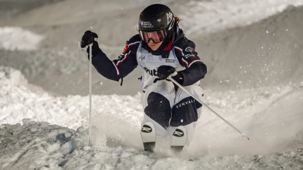 Perrine Laffont renonce à l’étape de Coupe du monde à Almaty pour récupérer avant les Mondiaux en Suisse. Après 10 podiums en 11 courses, la skieuse ariégeoise privilégie la fraîcheur physique et mentale pour aborder la fin de saison dans les meilleures conditions.