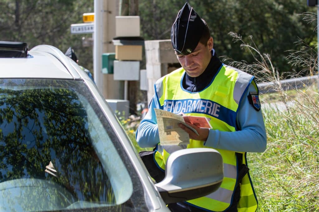 Un gendarme contrôle un véhicule.