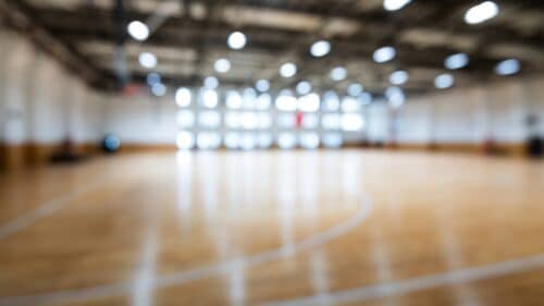 Le terrain de basket du gymnase d'une école.