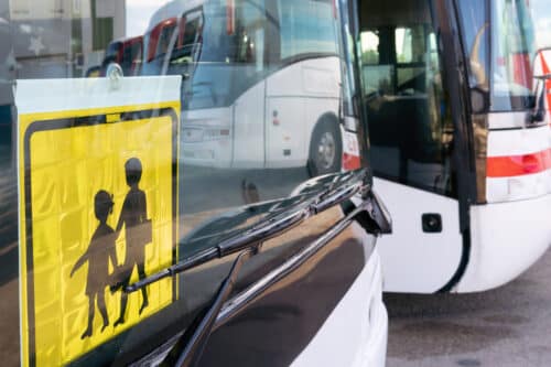 Gros plan sur un bus scolaire garé sur un terrain