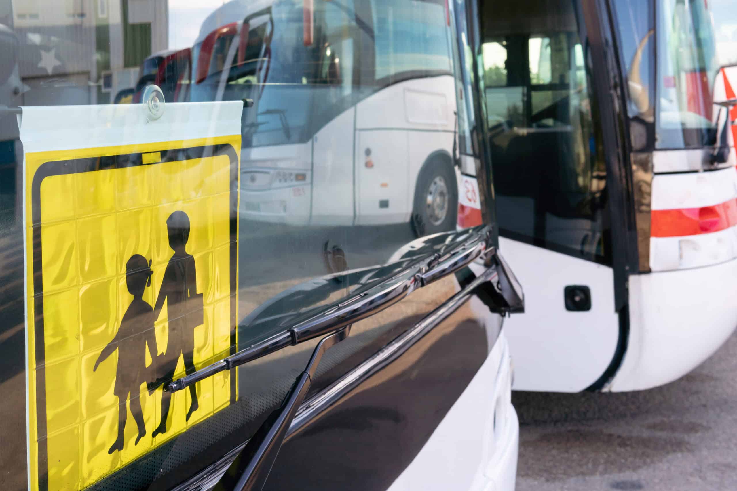 Gros plan sur un bus scolaire garé sur un terrain - conducteur transport scolaire aveyron