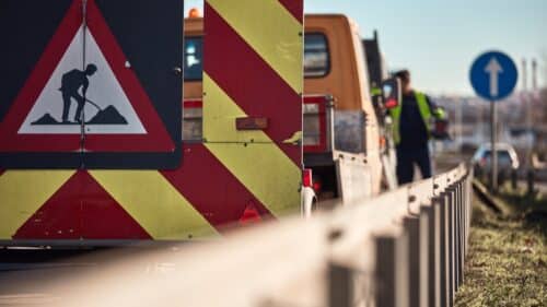 Des travaux sur la route, annoncés par un panneau.