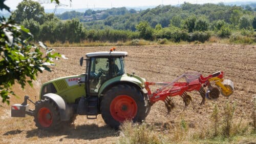 Un tracteur dans une exploitation agricole.