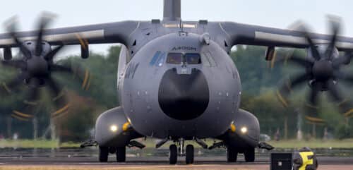 Un avion militaire A400M fabriqué par Airbus Defense and Space.