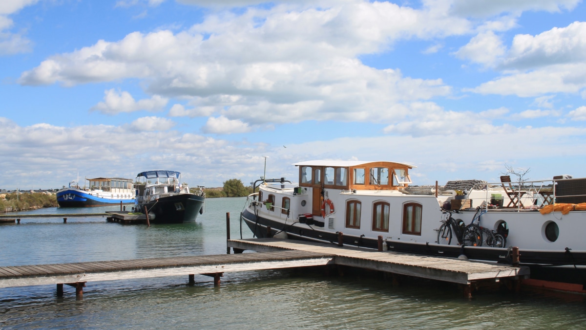 Des bateaux sur le canal du Rhône, à Sète.