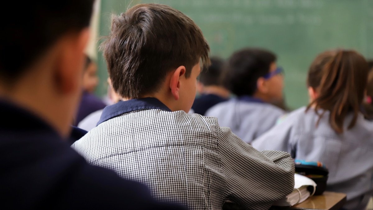 Des élèves dans une classe d'école.