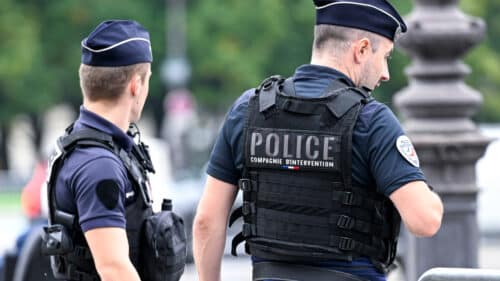 Des policiers en uniforme.