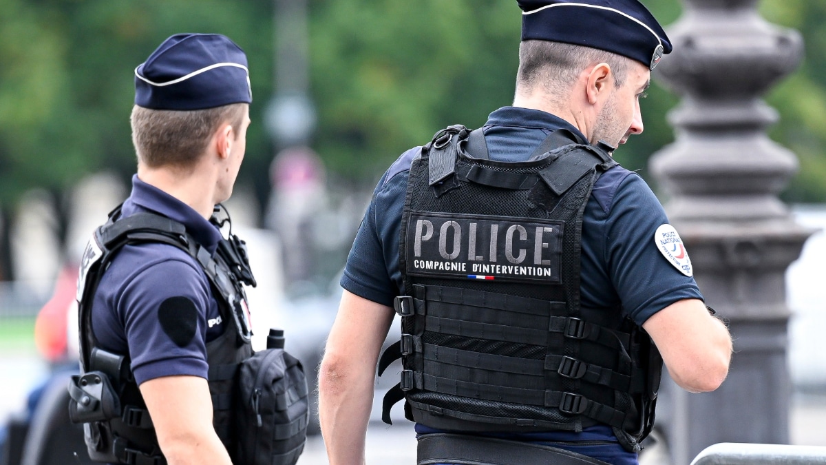 Des policiers en uniforme.