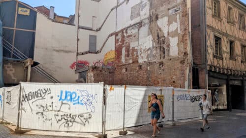 Le terrain situé au 4 rue Saint-Rome à Toulouse est vide, depuis l'effondrement de l'immeuble qui s'y trouvait.