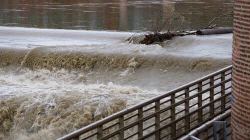 Après de fortes pluies, la Garonne déborde au barrage du Bazacle. Des eaux boueuses emportent notamment un tronc d'arbre.