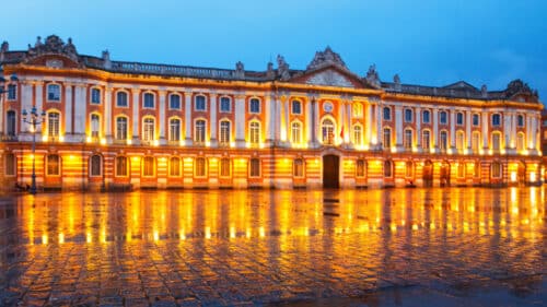 Le Capitole à Toulouse, de nuit.