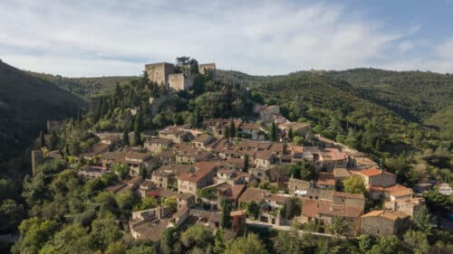 Le château de Castelnou, surplombant le village.