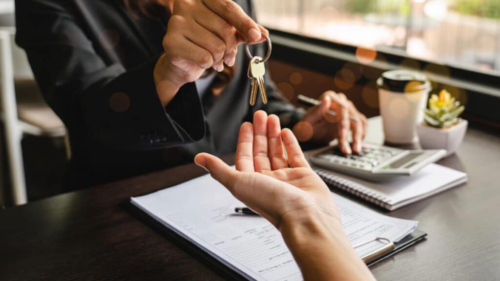 Remise de clés après une vente immobilière.