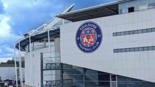 La façade du Stadium de Toulouse avec le logo du TFC.