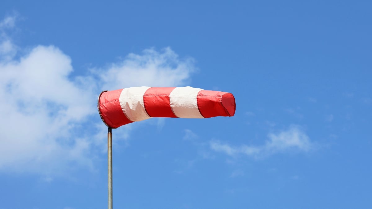 Une manche à air, un instrument permettant d'indiquer la direction du vent et une estimation de sa vitesse.