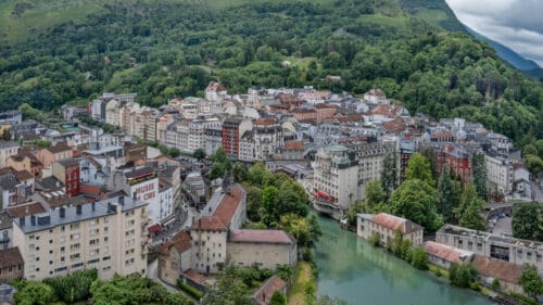 Vue sur la ville de Lourdes, dans le département des Hautes-Pyrénées, en Occitanie.