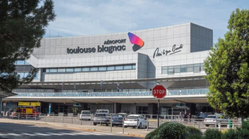 La devanture de l'aéroport Toulouse-Blagnac.