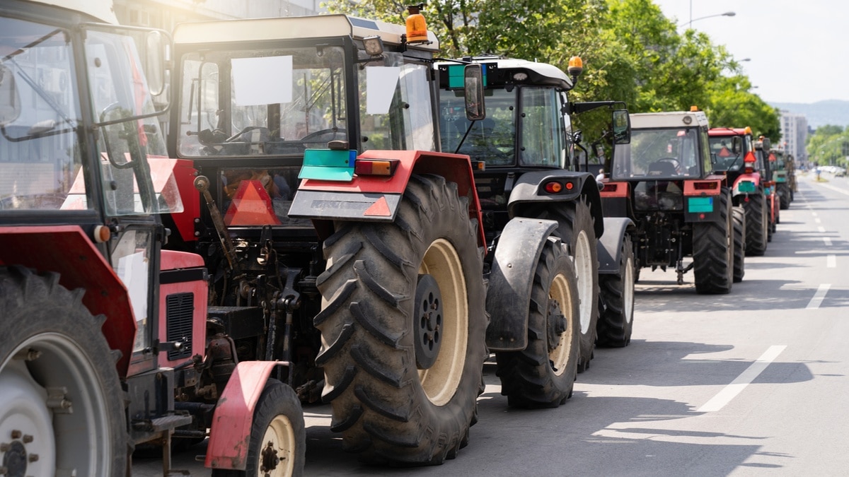 Un alignement de tracteurs d'agriculteurs sur la route.