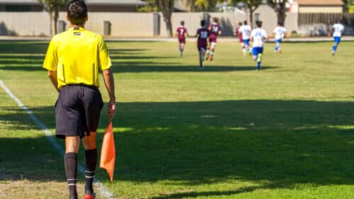 Un arbitre en bord de terrain en football.