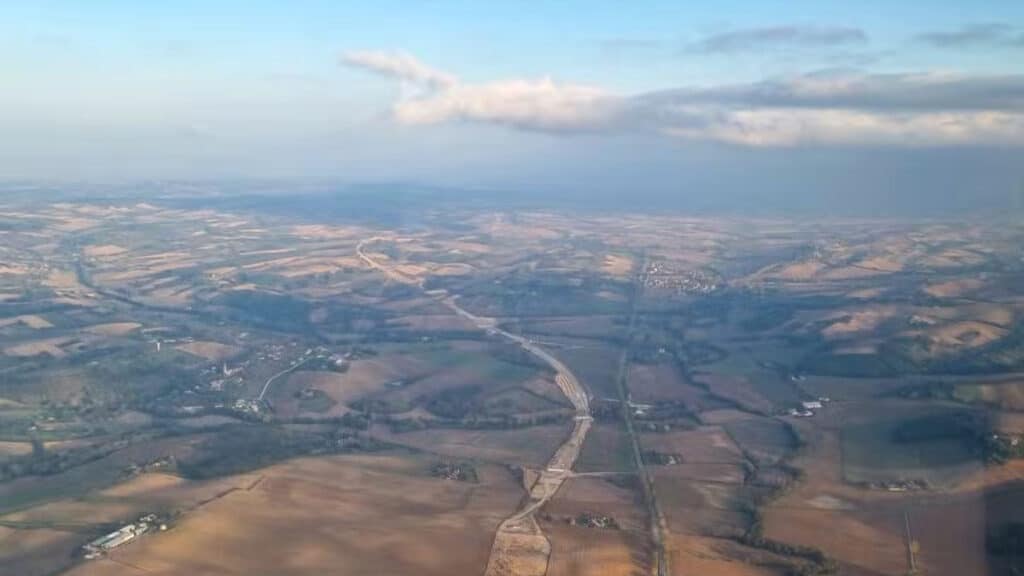 L'autoroute A69 se dessine dans le paysage.