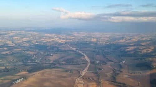 L'autoroute A69 se dessine dans le paysage.