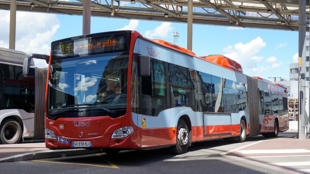 Un bus de Tisséo à la gare de Marengo à Toulouse.